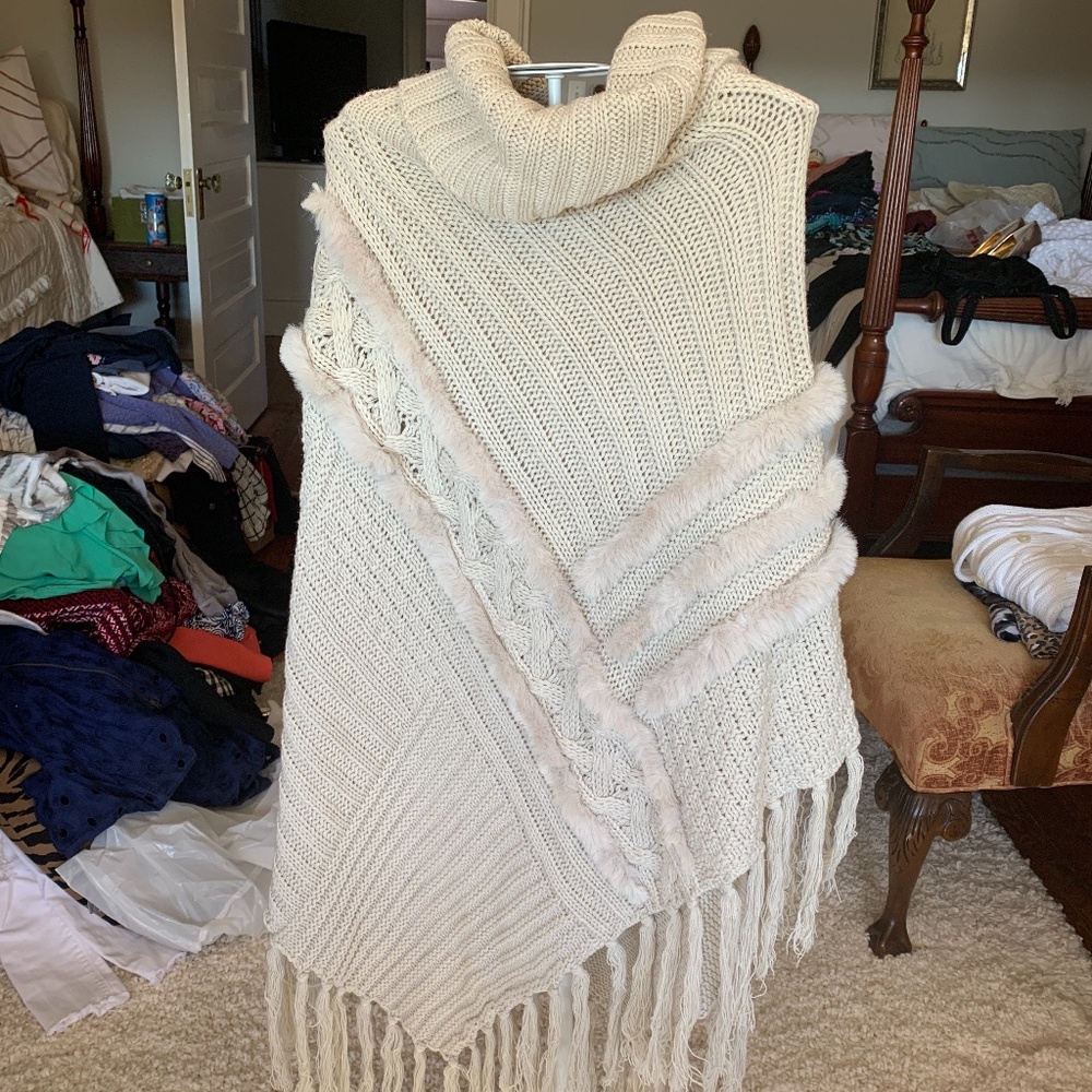 Le Moda faux fur turtleneck pinch.‎ Never worn